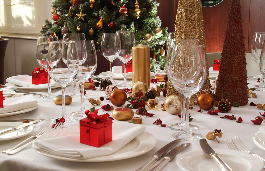 Украшение новогоднего стола с бокалами Bohemia и свечами шарами Candy Light
