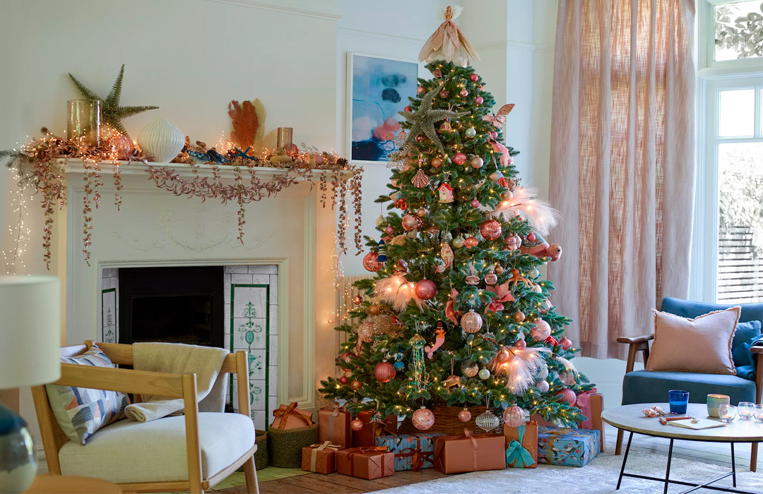 Новогодний интерьер с литой елкой Венская - фото
