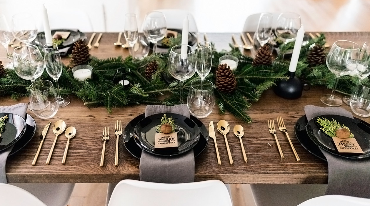 Різдвяне сервірування столу з посудом Luminarc та келихами Bohemia