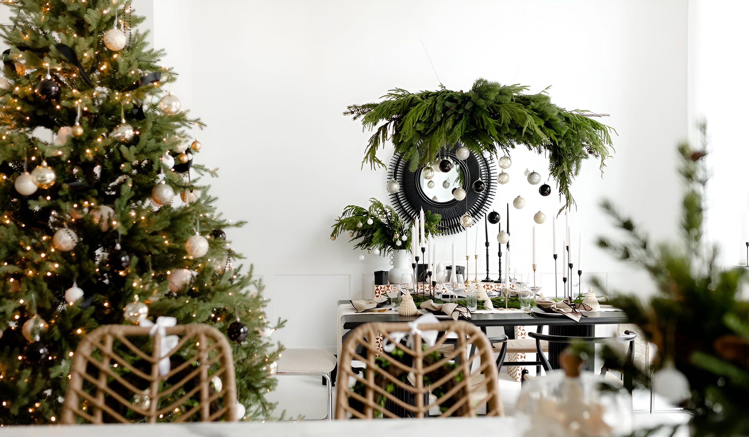 Кухня зі стильним сервіруванням в різдвяному стилі - фото