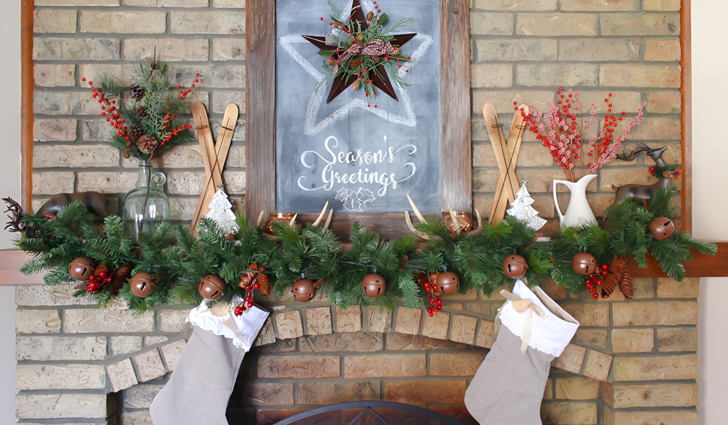 Класичний камін з різдвяним декором BonaDi  - фото