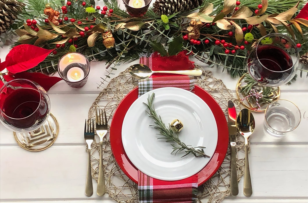 Новогодняя сервировка стола с обеденными тарелками Luminarc и Cmielow  - фото
