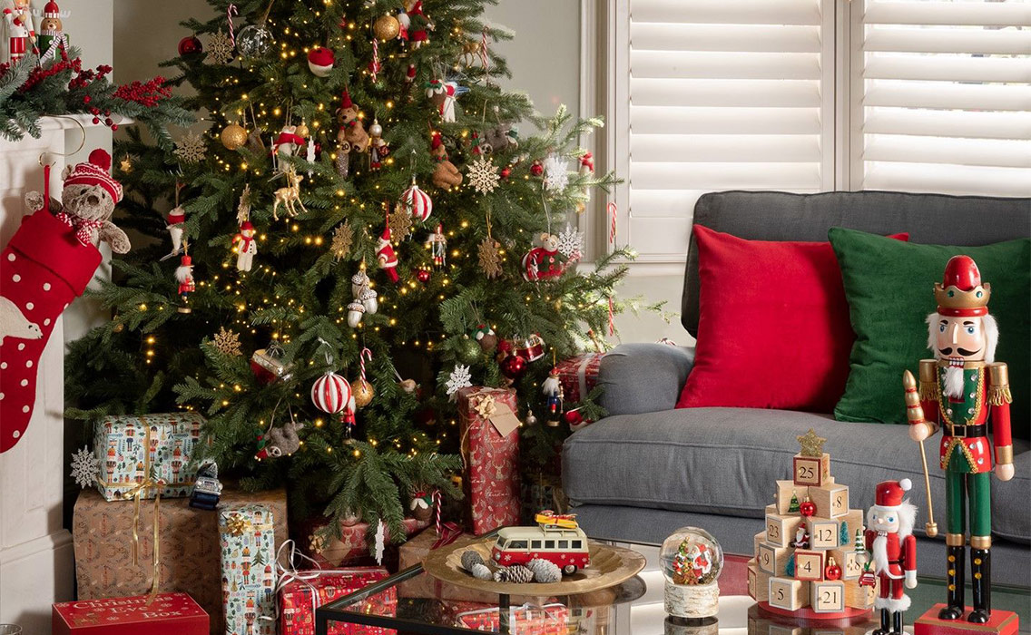 Інтер'єр кімнати з новорічними прикрасами BonaDi та ялинкою Віденська - фото