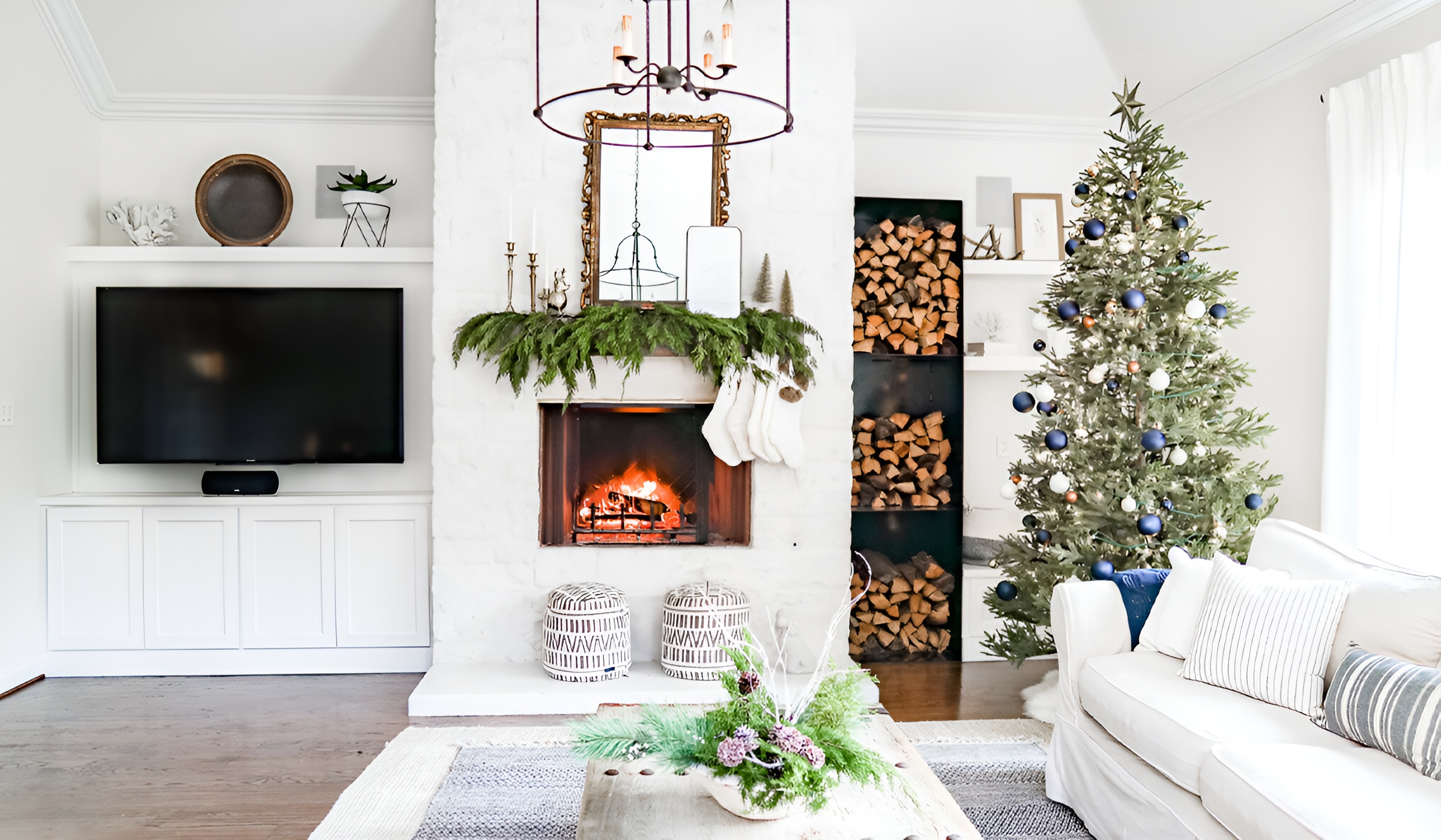 Світла кімната Rezult Prestige з новорічним декором - фото