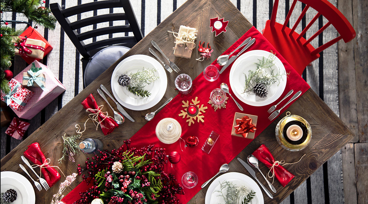 Різдвяне декорування столу з обідніми тарілками Cmielow - фото