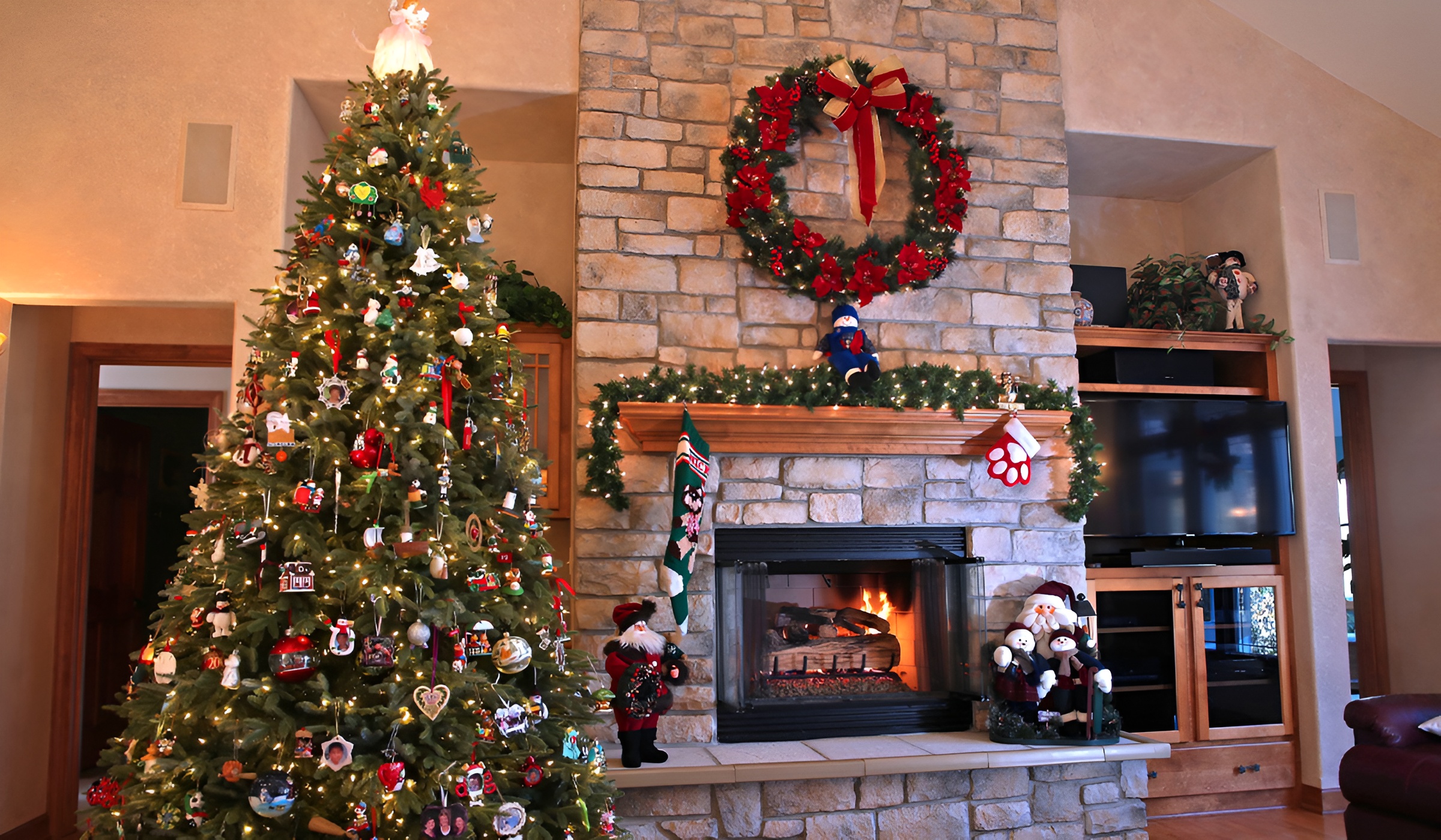 Барнхаус вітальня з рідвяним декором - фото