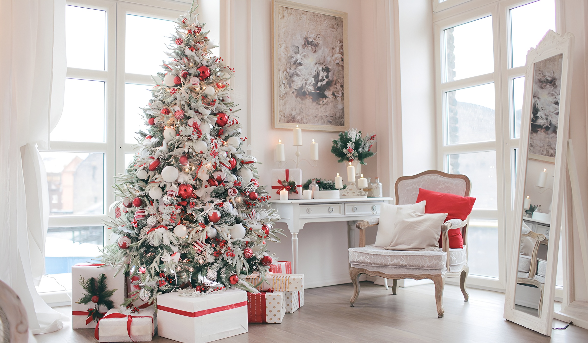 Білосніжна вітальня з новорічним декором - фото