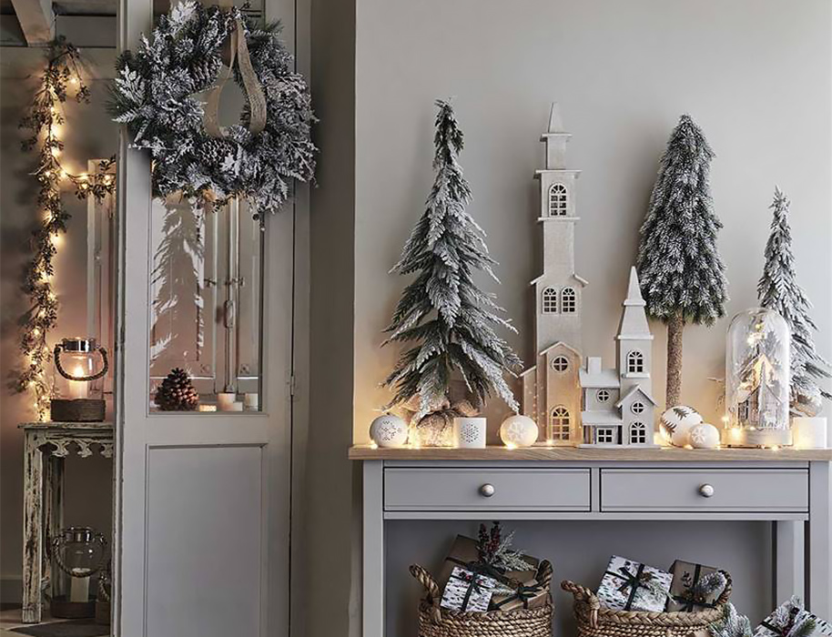 Новогоднее украшение комнаты с заснеженными елками BonaDi - фото