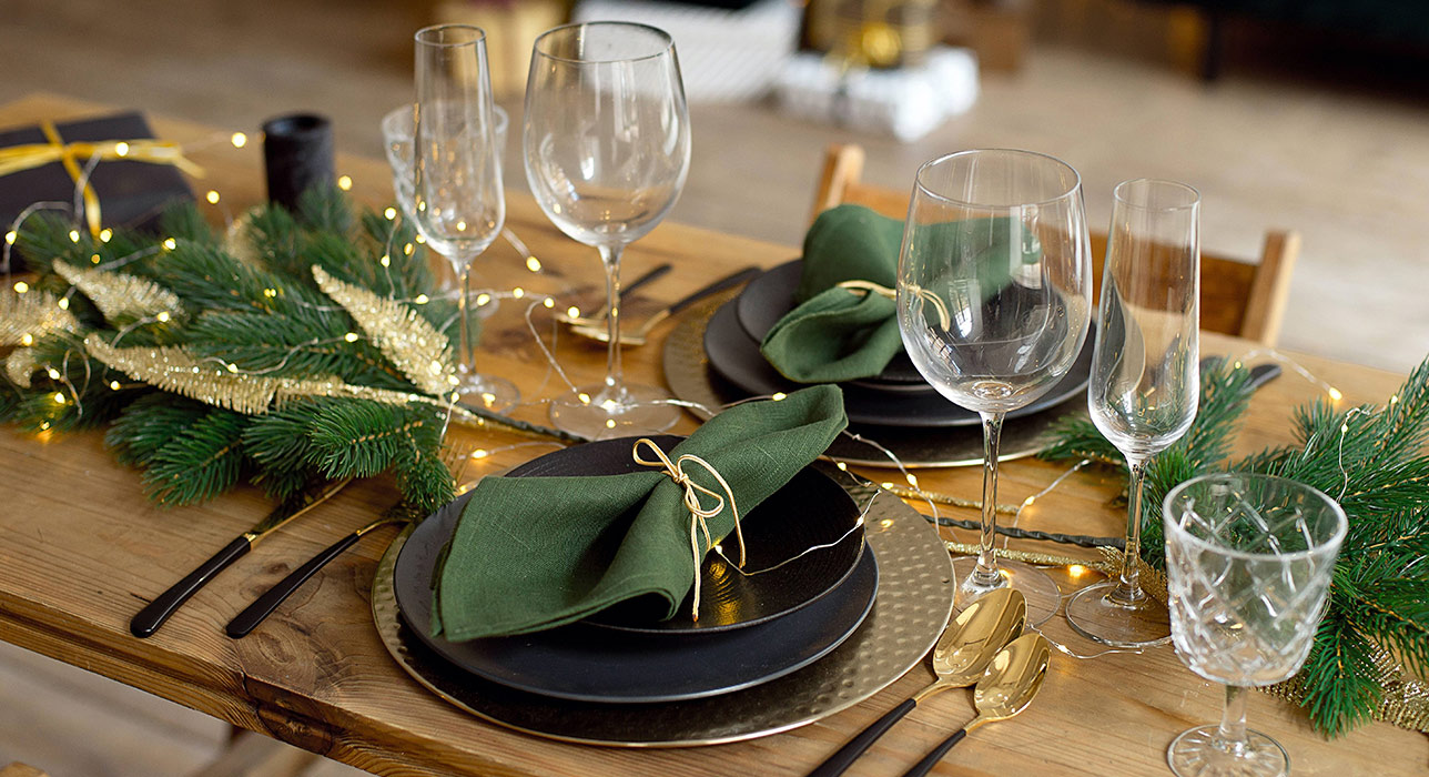 Сервировка новогоднего стола с тарелками Wilmax и бокалами Bohemia
