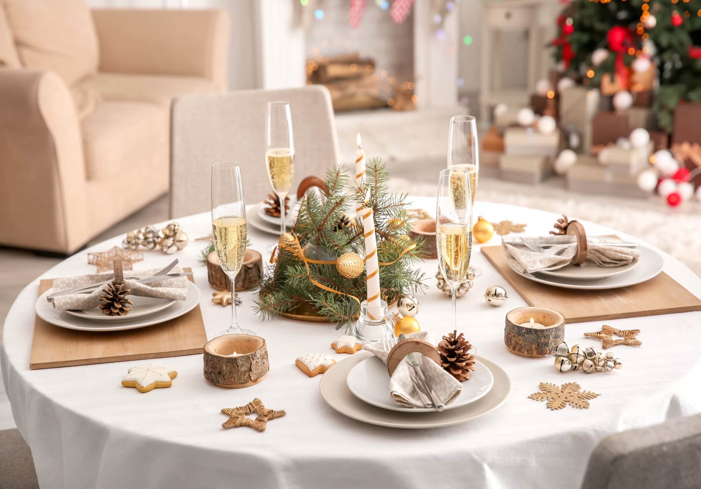 Сервировка праздничного стола с тарелками Luminarc и бокалами Bohemia - фото
