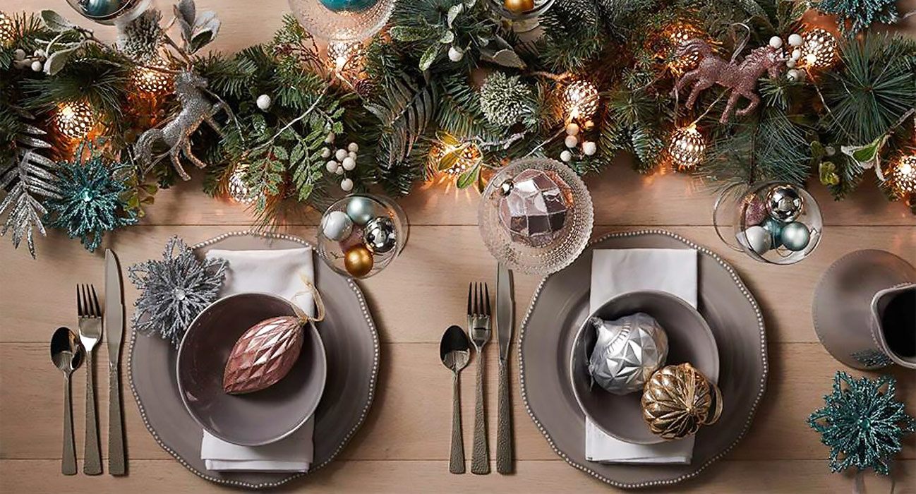 Сервировка новогоднего стола с тарелками Olens и столовыми приборами Vinzer