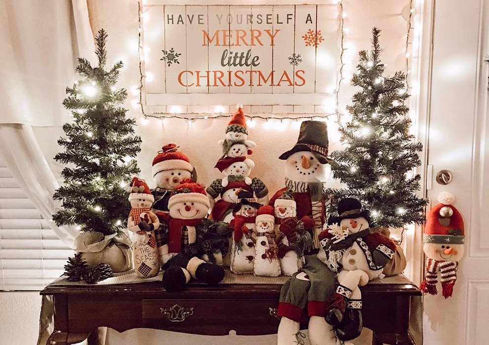 Рождественский декор с мягкими игрушками Семья снеговиков BonaDi  - фото