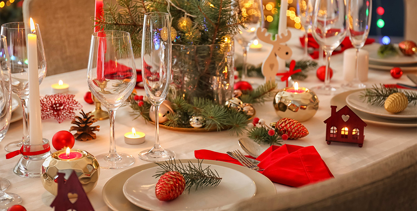 Сервировка новогоднего стола с тарелками Cmielow и бокалами Bohemia