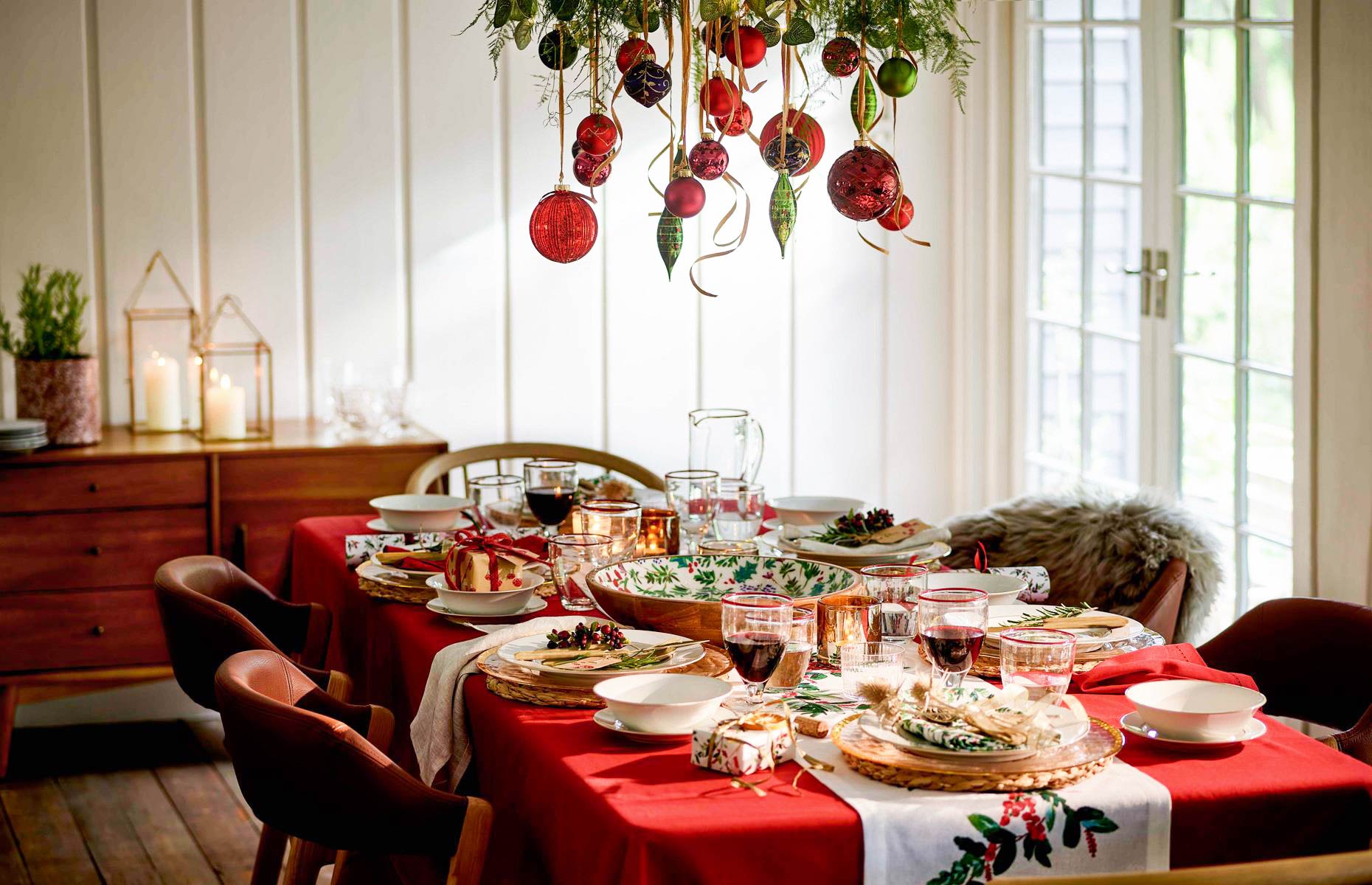 Сервировка праздничного стола со скатертью Прованс и тарелками Olens