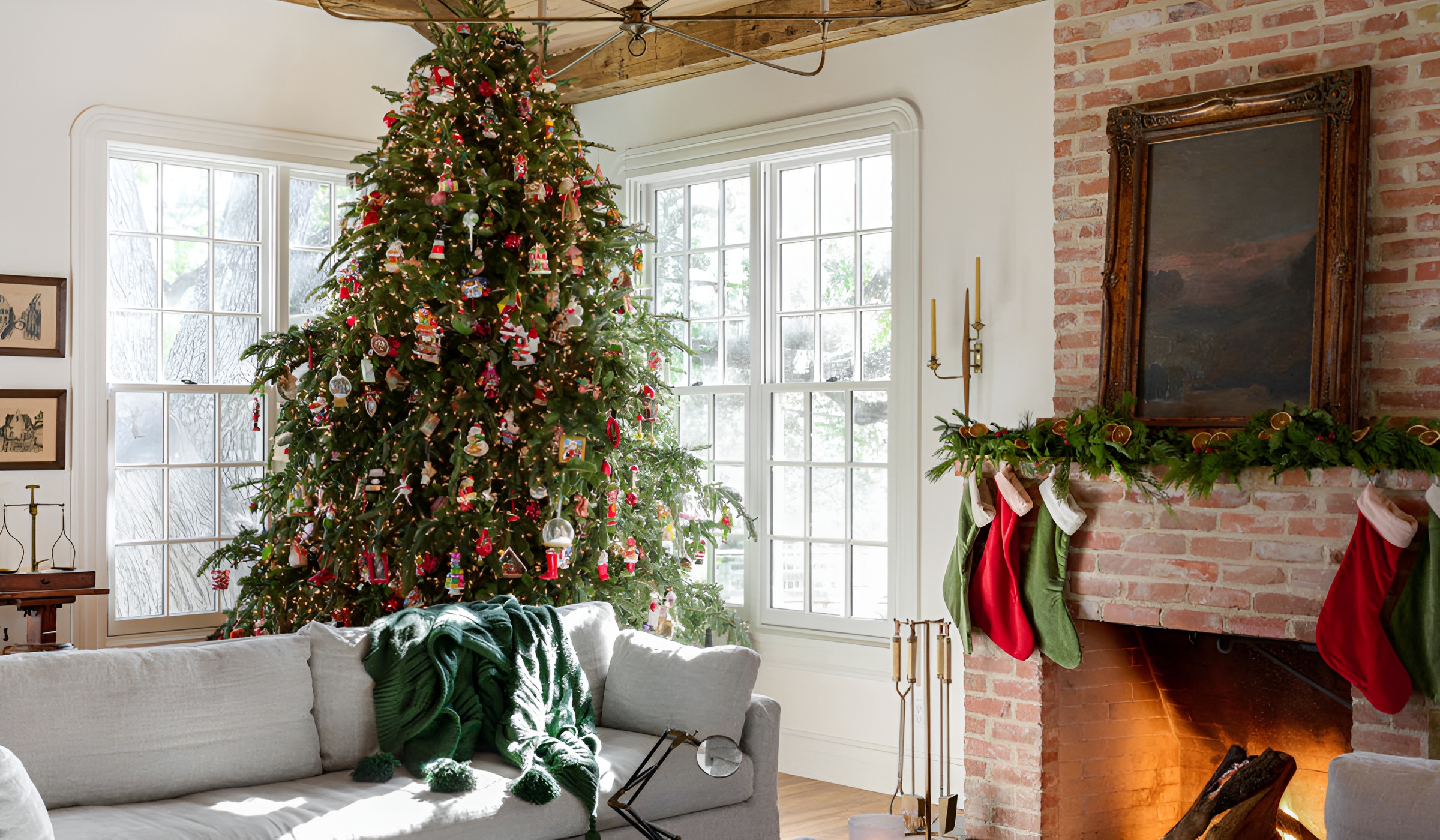 Велика вітальня Kronospan Castello в новорічному стилі - фото