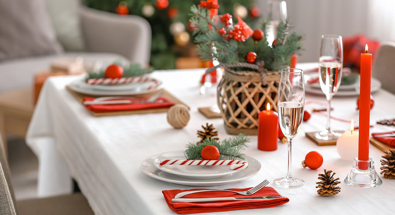 Рождественский декор стола с посудой Luminarc - фото