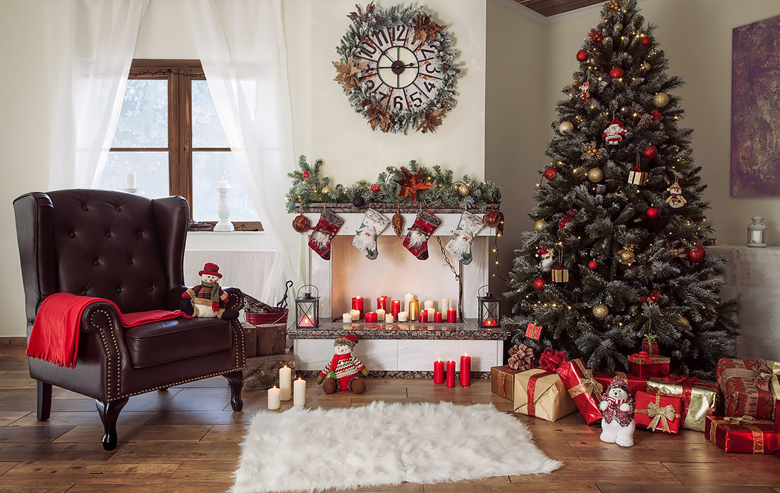 Рождественский декор гостиной с елкой Ковалевская и украшениями BonaDi 